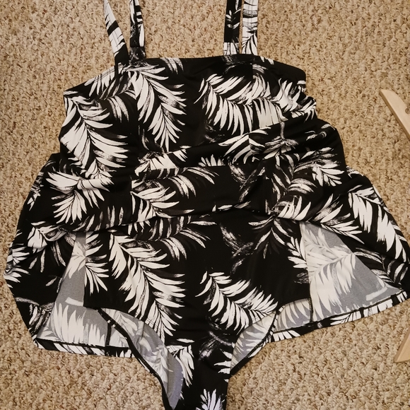 Women's bathing suit 1 piece, black and white floral print, NWT, Size 14 - Picture 4 of 5